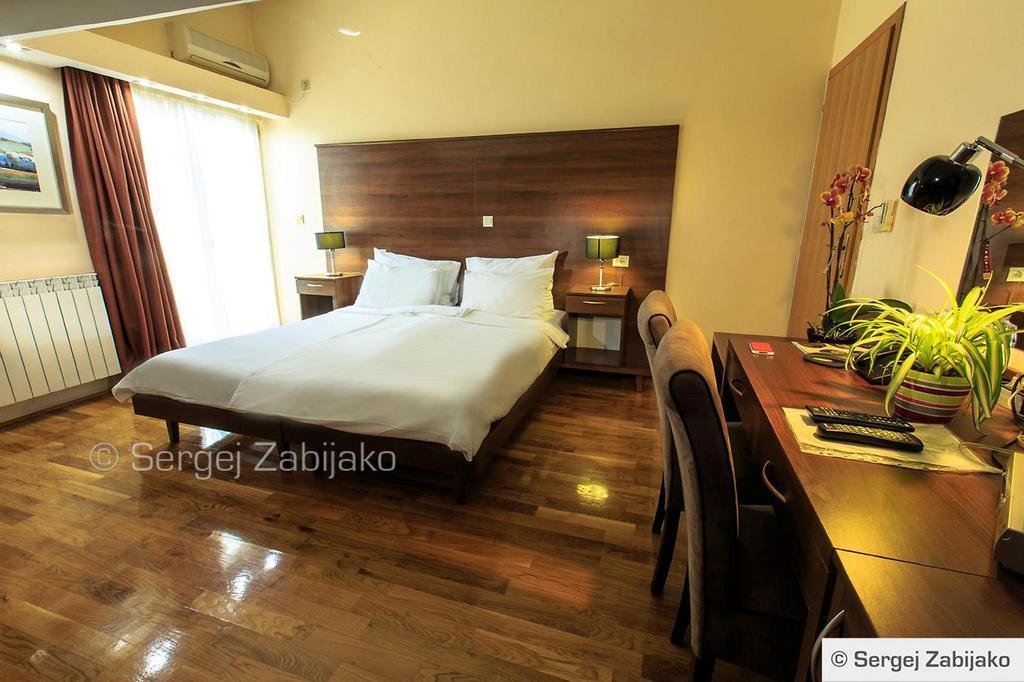 Hotel M Podgoriţa Cameră foto