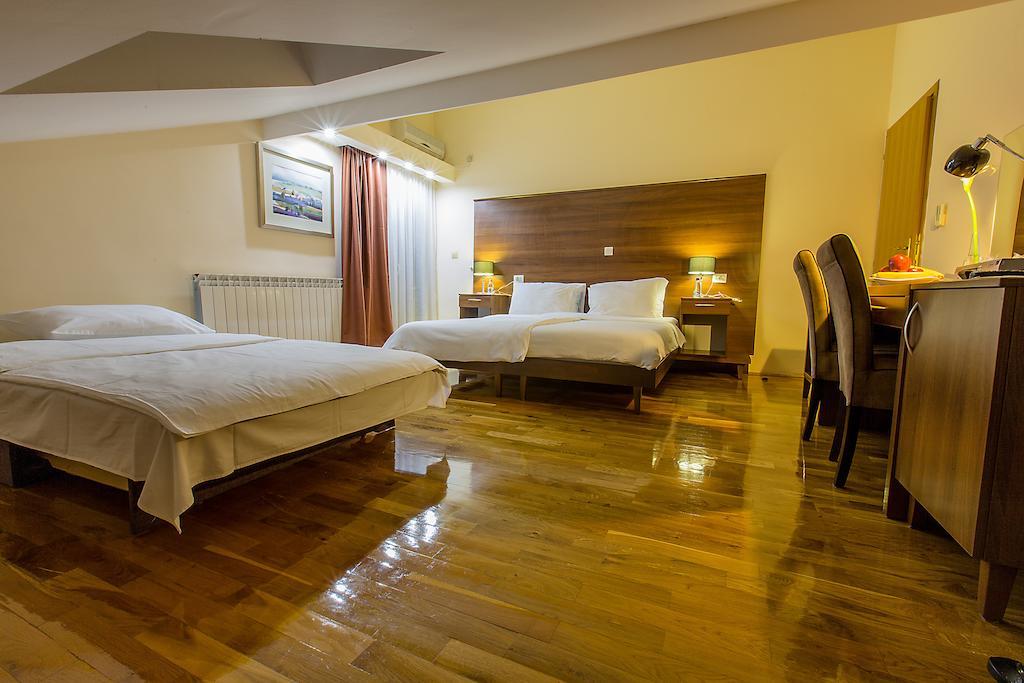 Hotel M Podgoriţa Cameră foto