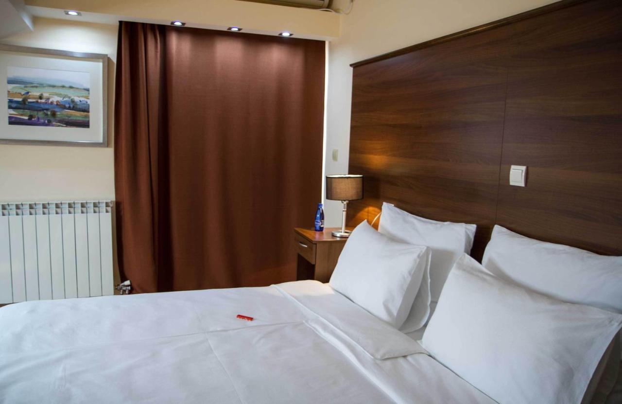 Hotel M Podgoriţa Cameră foto
